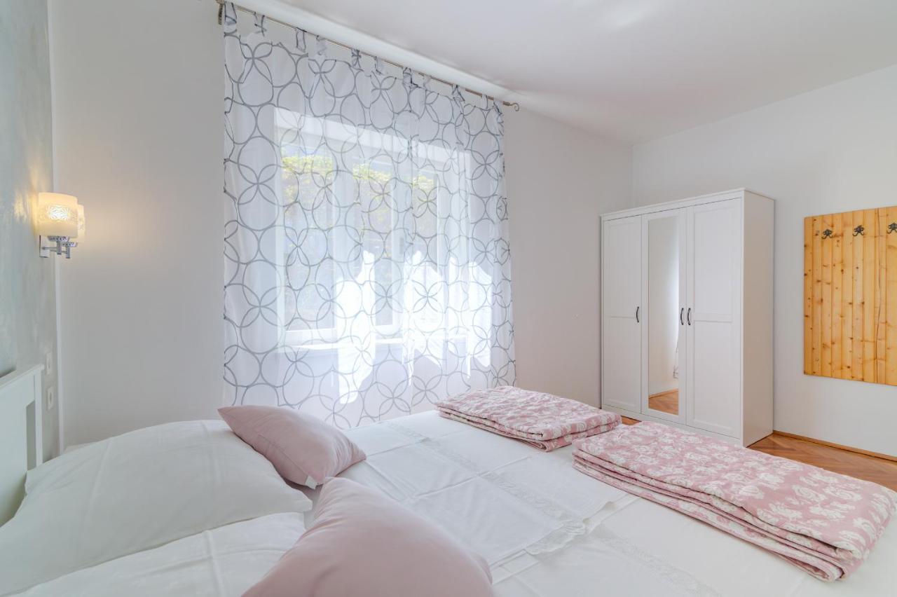 Apartments By The Beach Adela Senj Сен Екстериор снимка