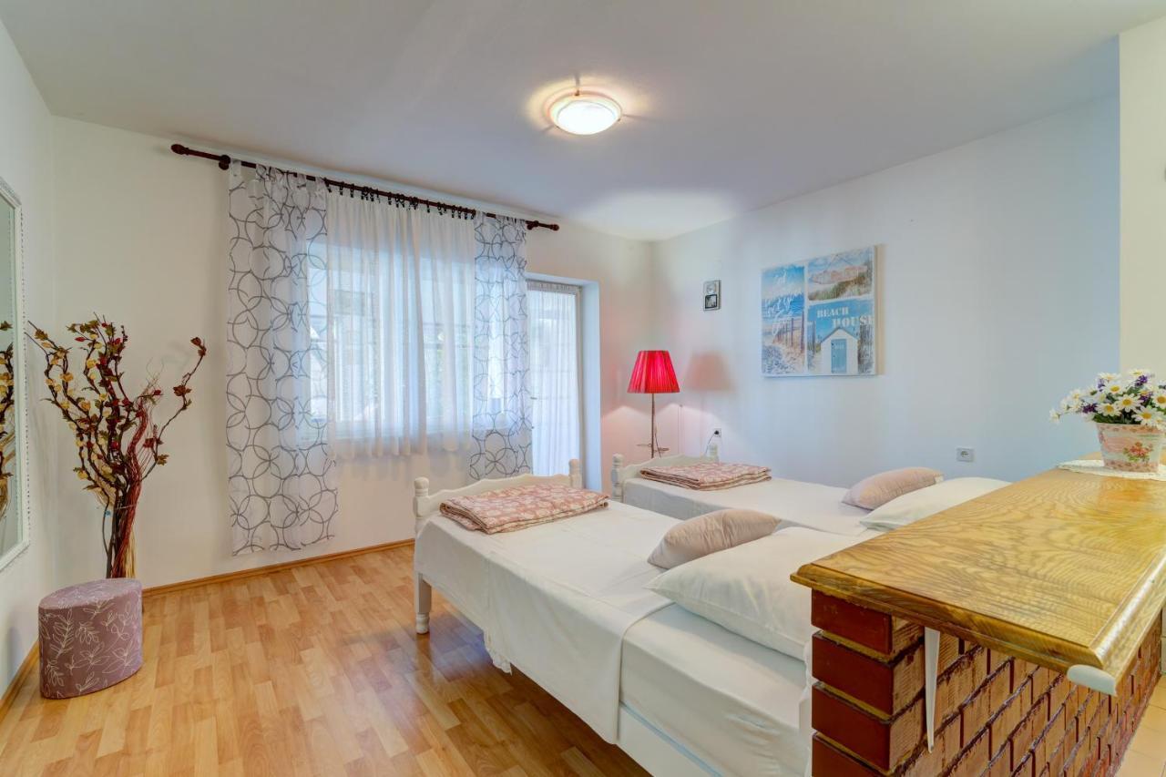 Apartments By The Beach Adela Senj Сен Екстериор снимка